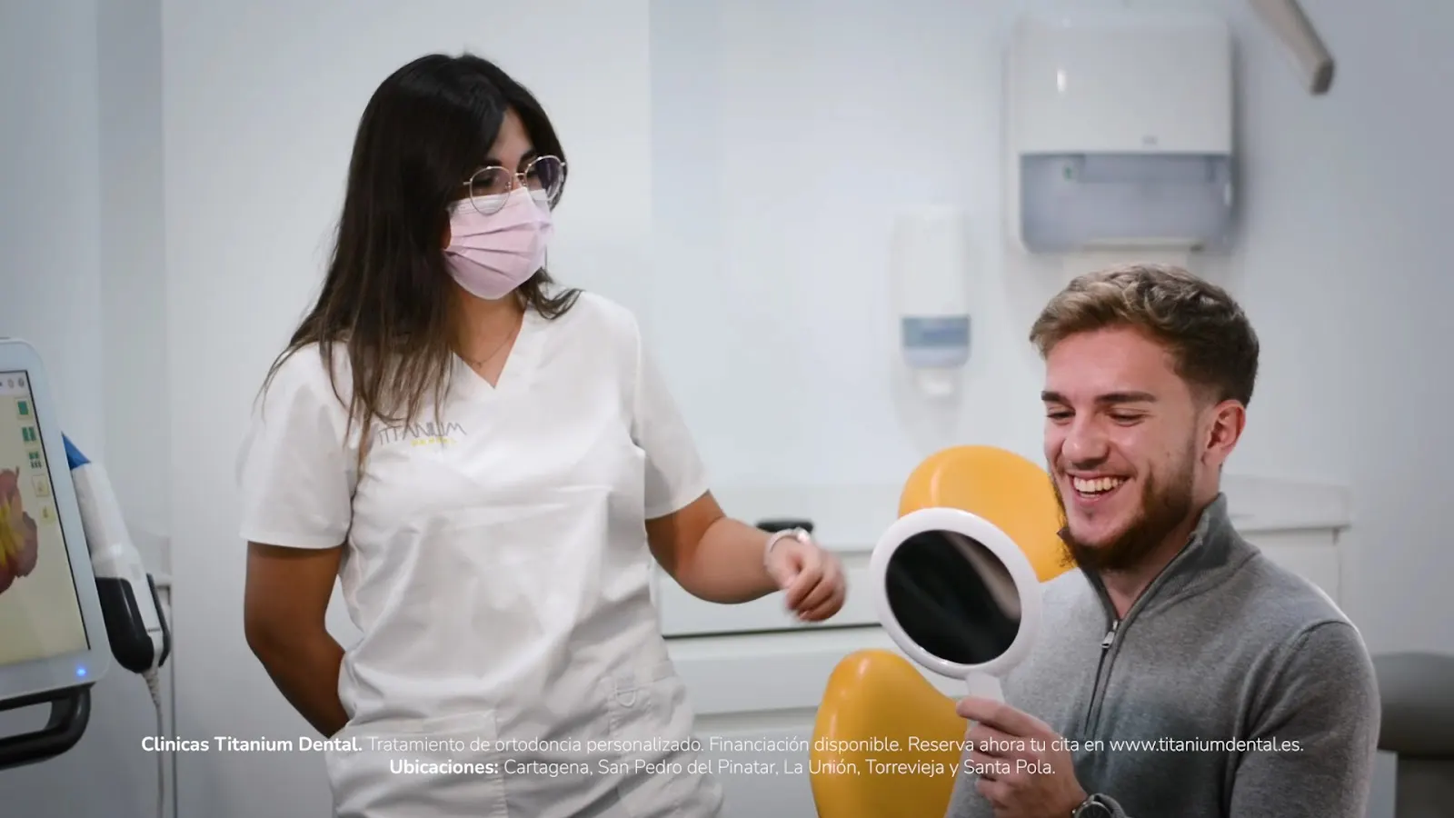 Hygiéniste dentaire soignant un patient chez Titanium Dental