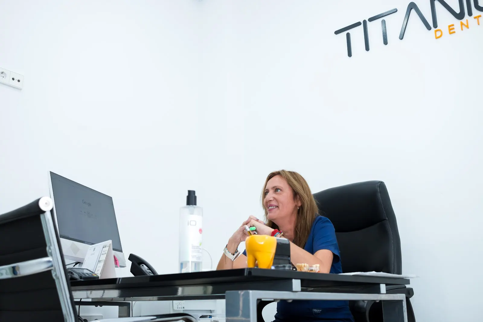 Cabinet de consultation de Titanium Dental avec une praticienne de l'équipe