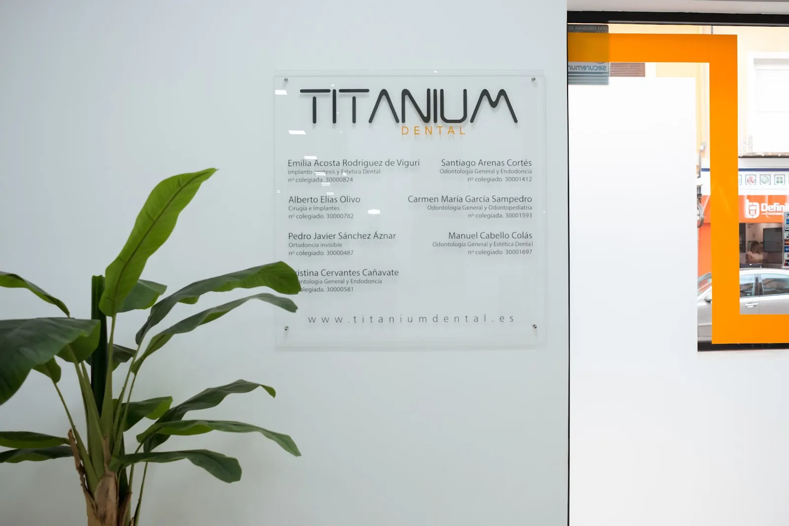 Plaque présentant l'équipe de dentistes de Titanium Dental