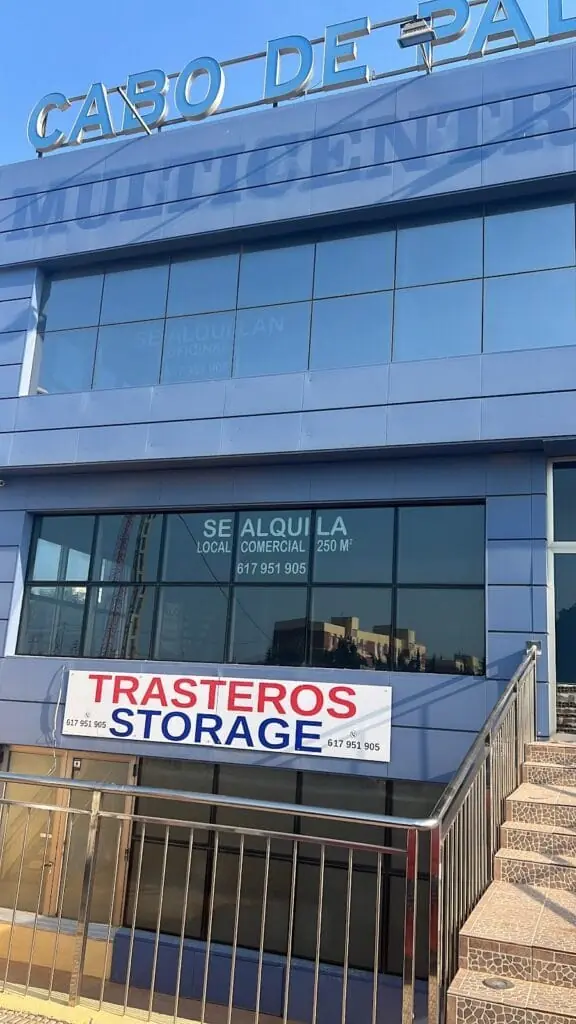 Zugang zu den Lagerräumen an der Ctra. a Cabo de Palos