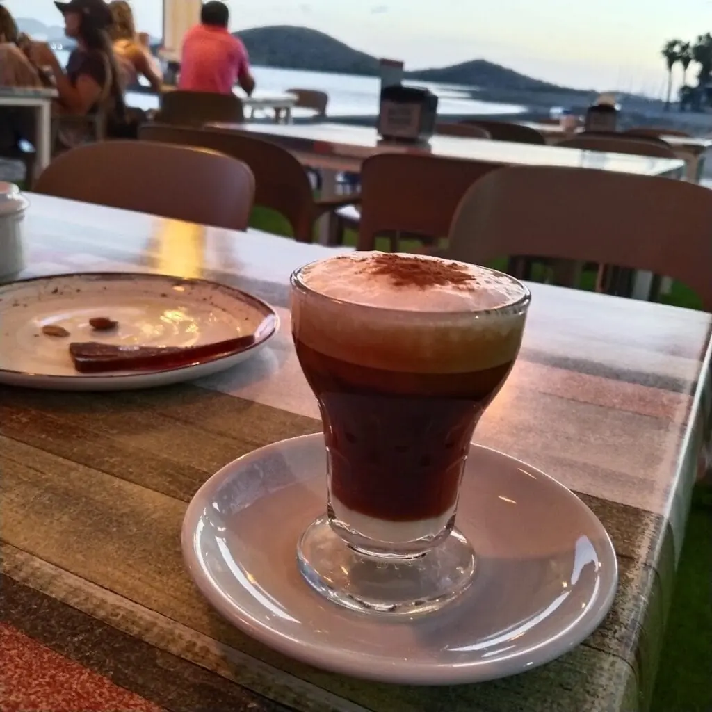 Café avec vue sur le Mar Menor depuis la terrasse de Umai Beach