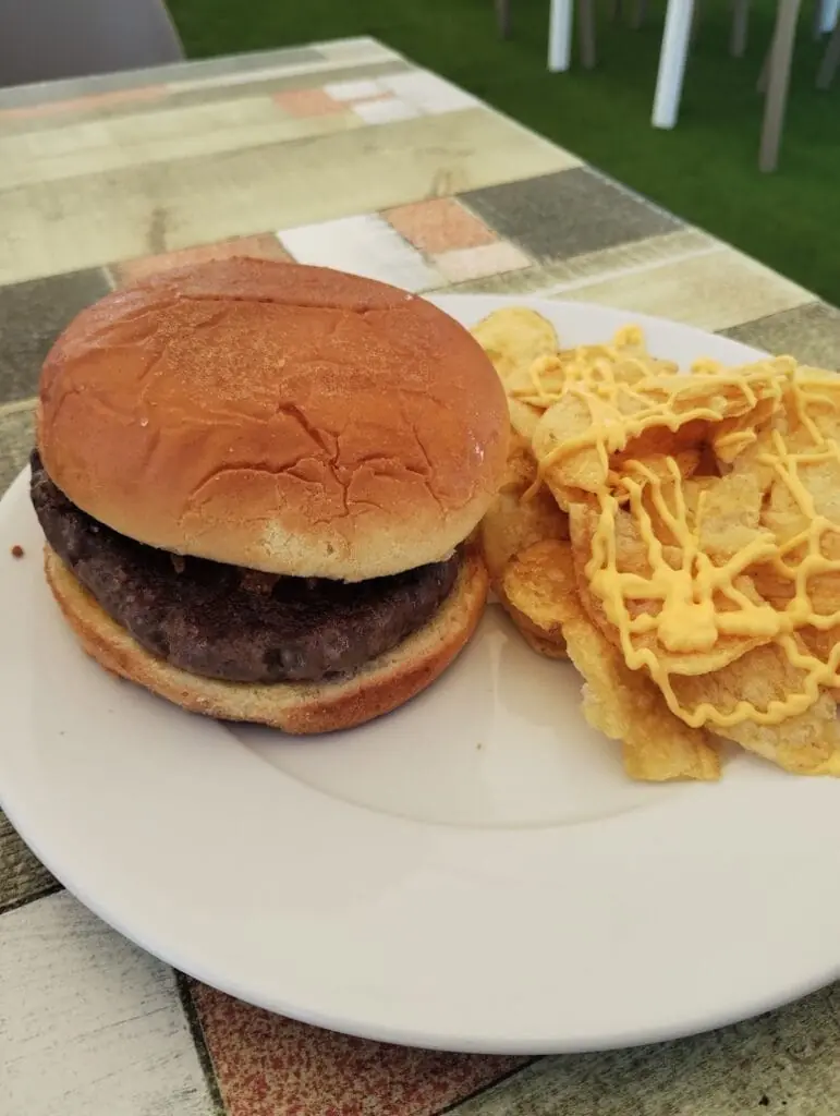 Burger avec frites servi au Umai Beach