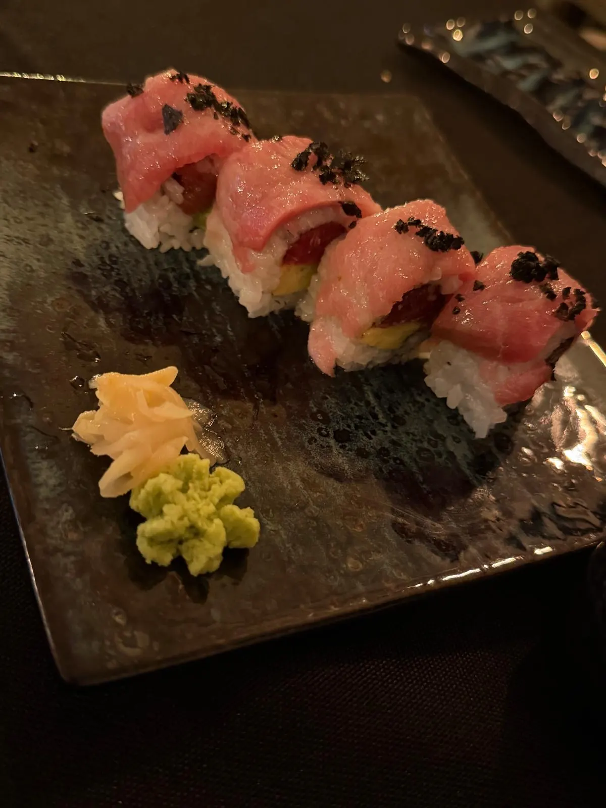 Sushi de thon rouge servi le soir chez Umai Beach