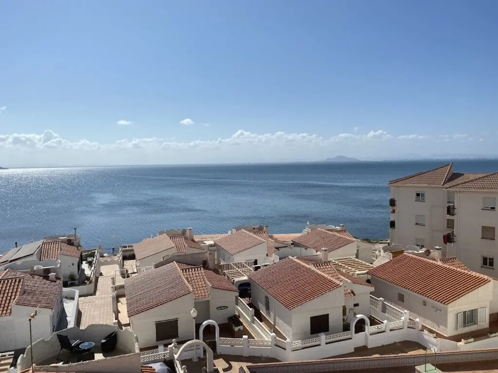 Blick auf das Mar Menor und die Dächer von Urbanización Pedrucho Mar von einer Terrasse aus