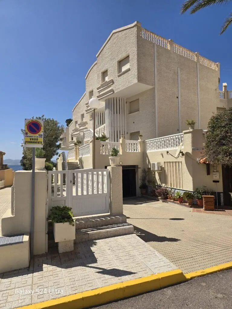 Eingang und Fassade des Gebäudes Urbanización Pedrucho Mar in El Pedrucho