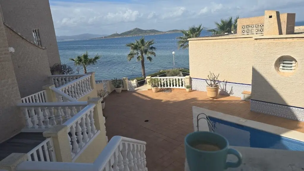 Terrasse mit Blick auf das Mar Menor und Pool in Urbanización Pedrucho Mar