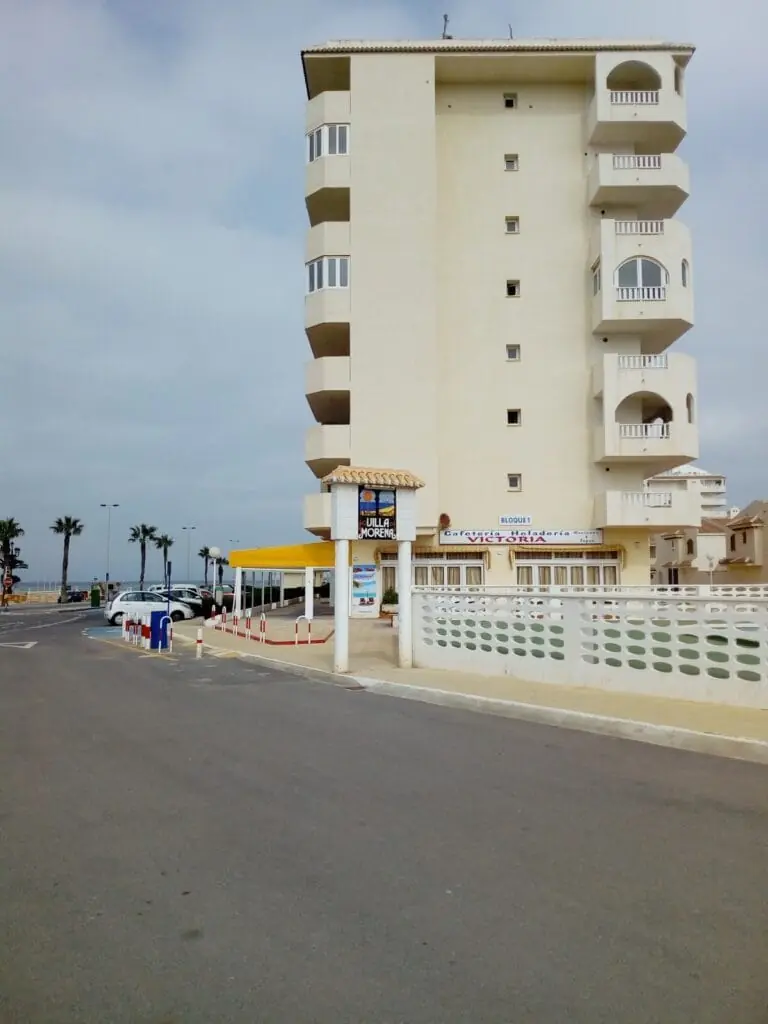 Fassade des Gebäudes Villa Morena an der Gran Vía von La Manga, mit dem Café und der Eisdiele Victoria im Erdgeschoss