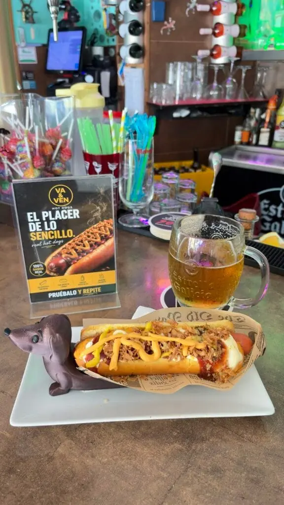 Hotdog und Bier an der Theke von Va & Ven