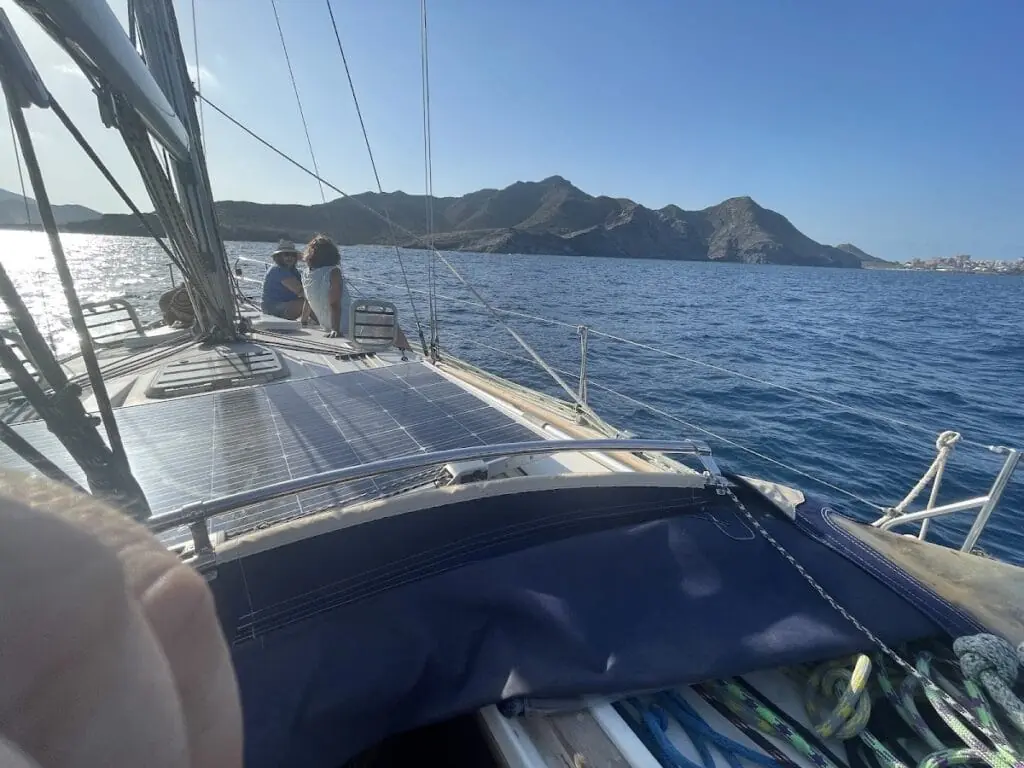 Innenraum des Salons der Velero Antídoto