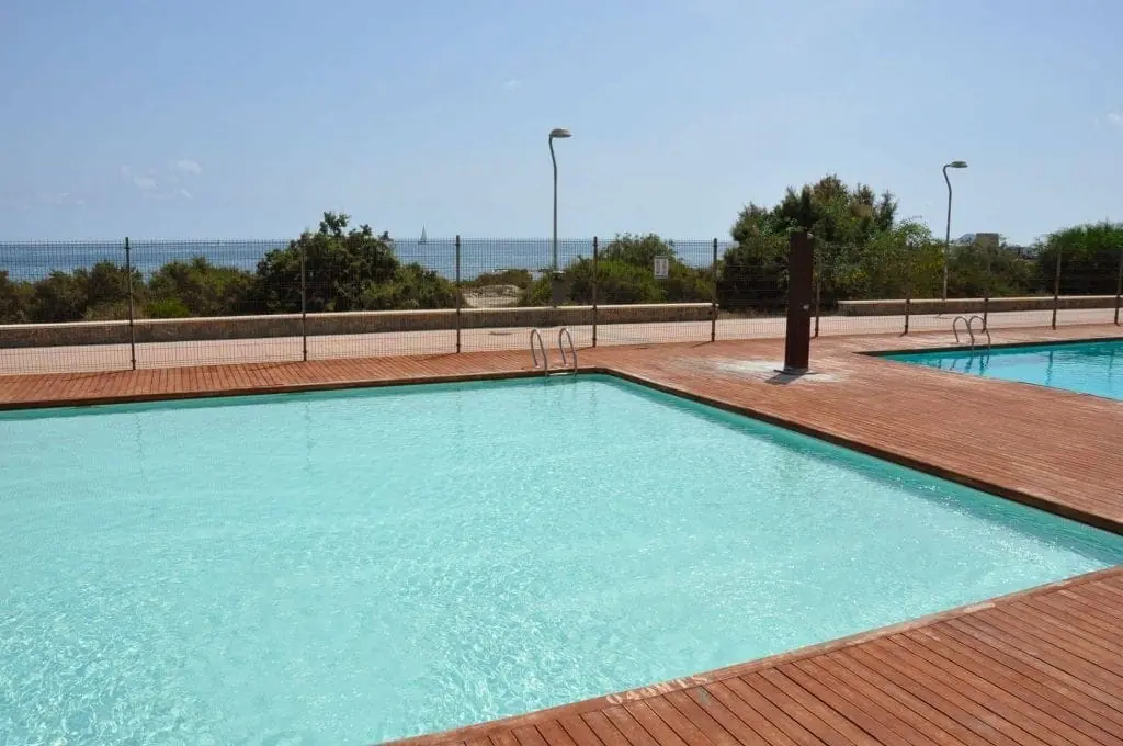 Salon avec terrasse et vue sur la mer à Veneziola Paraíso Apartment