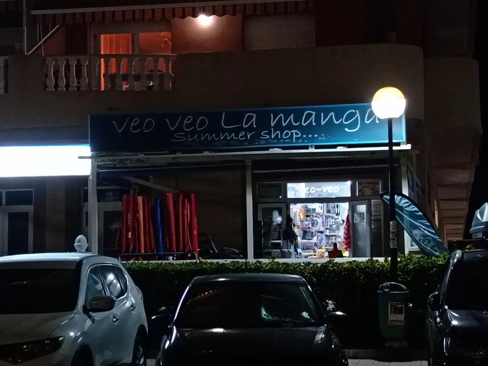 Fassade des Kiosks Veo-Veo an der Gran Vía von La Manga