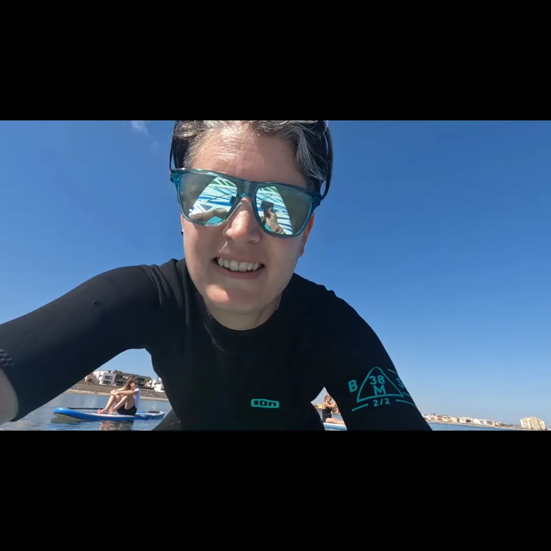 Wimbi-Ausbilderin macht ein Foto mit Stand-up-Paddle-Schülern auf dem Mar Menor