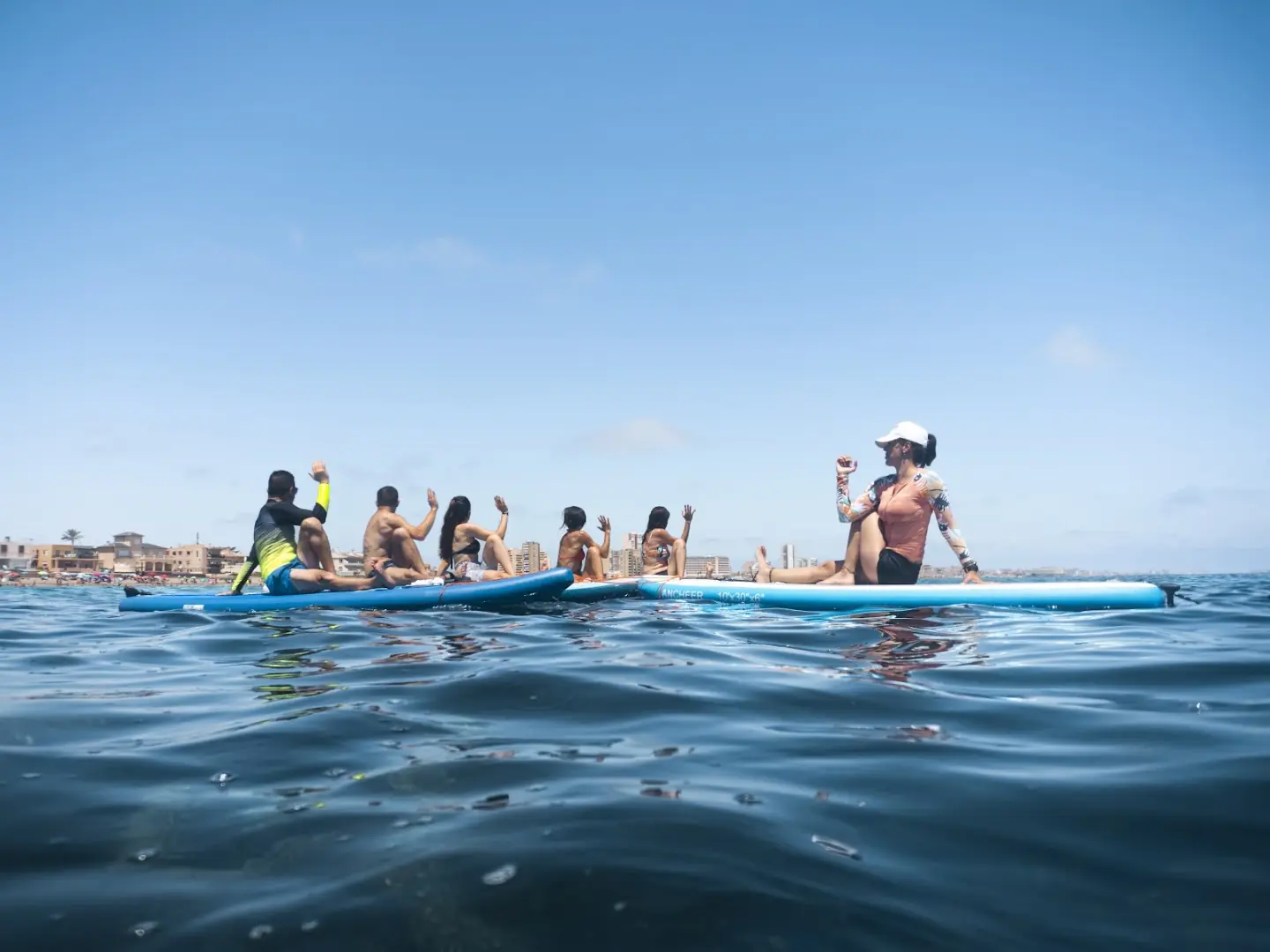 Gruppe von Wimbi-Schülern, die auf Stand-up-Paddle-Boards auf dem Mar Menor sitzen