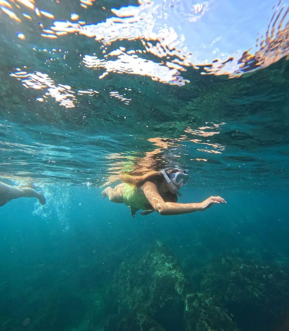 Wimbi-Kunde beim Schnorcheln unter Wasser in Cabo de Palos