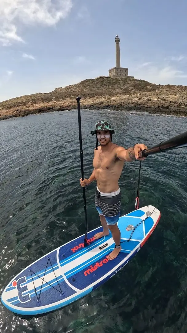 Wimbi-Schüler beim Stand-up-Paddling vor dem Leuchtturm von Cabo de Palos