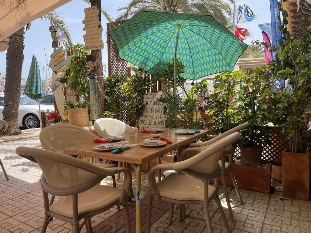 Außenterrasse von Yemanjá mit Sonnenschirmen am Hafen von Cabo de Palos