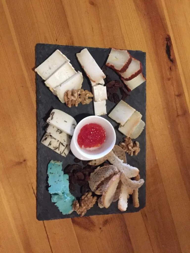 Käse- und Wurstplatte bei Yemanjá