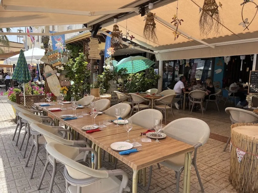 Terrasse von Yemanjá mit Tischen am Hafen