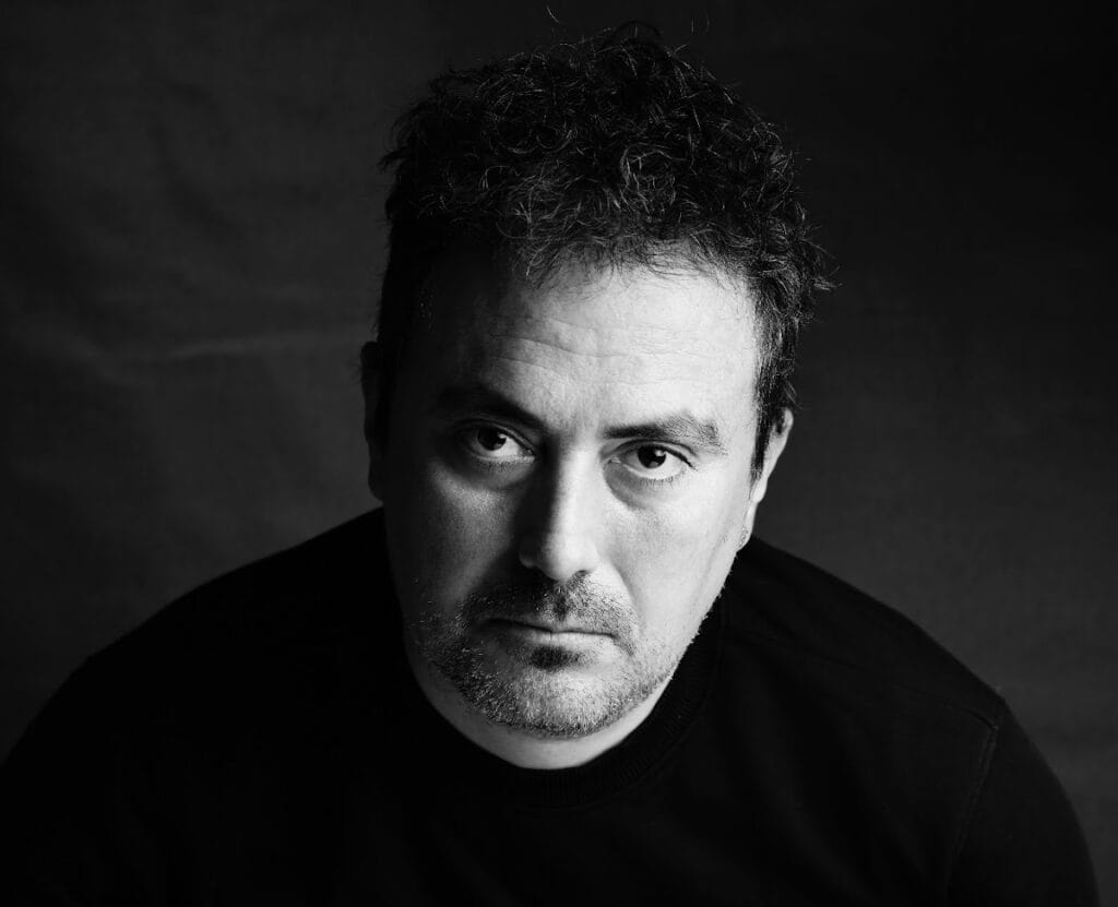 Retrato profesional en blanco y negro de hombre con iluminación dramática, fotografía de estudio de byMane Fotografía
