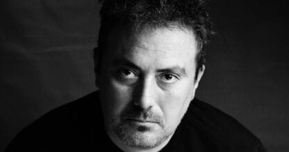 Retrato profesional en blanco y negro de hombre con iluminación dramática, fotografía de estudio de byMane Fotografía