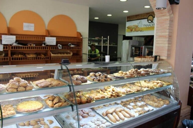 Panadería Pastelería Dominique, cafetería y copas en La Manga del Mar Menor