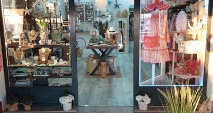 Entrada de tienda 4me con escaparates de decoración marina, joyas, sombreros y ropa veraniega, La Manga del Mar Menor