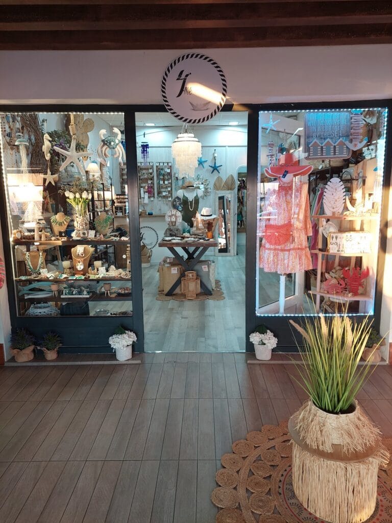 Entrada de tienda 4me con escaparates de decoración marina, joyas, sombreros y ropa veraniega, La Manga del Mar Menor