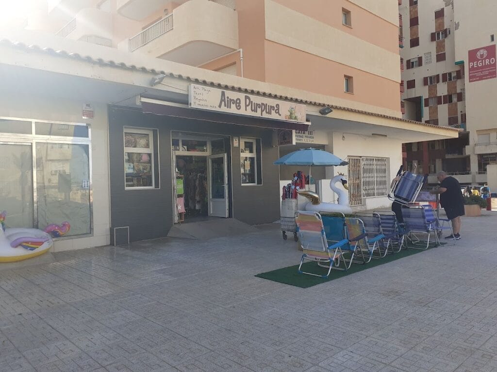 Fachada de Aire Purpura en La Manga del Mar Menor, tienda de artículos de playa con sillas plegables y flotadores expuestos