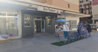 Fachada de Aire Purpura en La Manga del Mar Menor, tienda de artículos de playa con sillas plegables y flotadores expuestos