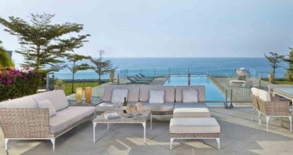 Muebles de jardín de lujo con sofá y mesa en terraza con piscina infinita y vistas al mar, Alfrescofurniturespain La Manga