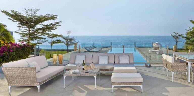 Muebles de jardín de lujo con sofá y mesa en terraza con piscina infinita y vistas al mar, Alfrescofurniturespain La Manga
