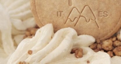Primer plano de gelato artesano cremoso de Alpina Gelateria Cabo de Palos con galleta de marca y trocitos de frutos secos caramelizados