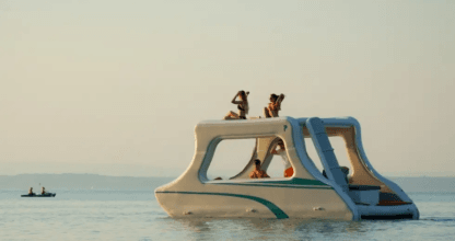 Pontón flotante con tobogán y personas tomando el sol en el Mar Menor, alquiler de barcos Portless La Manga