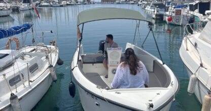 Pareja en lancha motora sin licencia en el puerto deportivo de Cabo de Palos, Alquiler Barcos La Manga