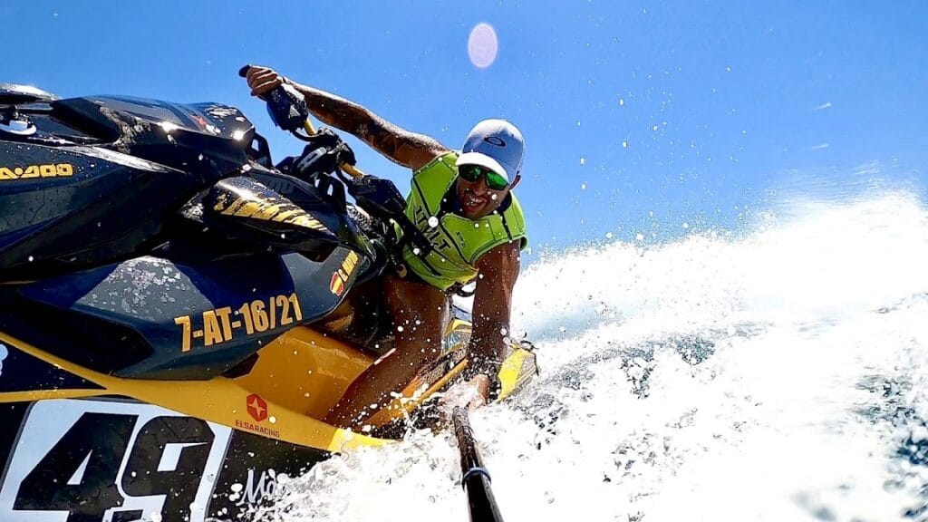 Persona con chaleco salvavidas pilotando moto de agua a alta velocidad, alquiler jet ski La Manga del Mar Menor