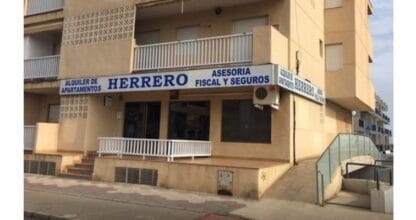 Oficina de Alquileres Herrero en La Manga del Mar Menor con rótulo de alquiler de apartamentos y asesoría fiscal y seguros
