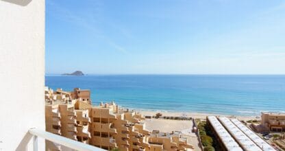 Vista panorámica desde el balcón del AluaSun Doblemar en La Manga del Mar Menor, con playa de arena, mar azul turquesa e isla al fondo
