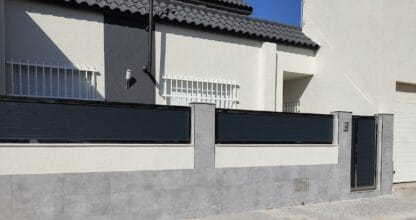 Cerramiento y valla de aluminio gris antracita instalados en fachada de vivienda por Aluminios Jujimsa en La Manga del Mar Menor