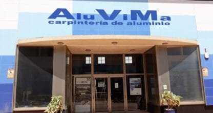Fachada principal de ALUVIMA carpintería de aluminio con rótulo azul y gran escaparate en La Manga del Mar Menor