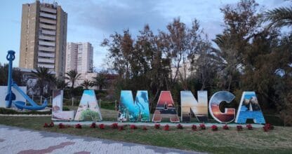 Letras gigantes La Manga decoradas con imágenes del mar y palmeras, icono turístico de La Manga del Mar Menor
