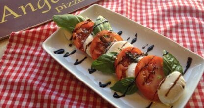 Ensalada caprese con tomate, mozzarella fresca y albahaca con reducción de balsámico en Angelo's Pizzeria, La Manga del Mar Menor