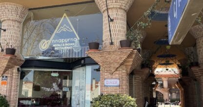 Entrada del Annapurna Nepali & Indian Restaurant con figuras doradas y arcadas de ladrillo en La Manga del Mar Menor