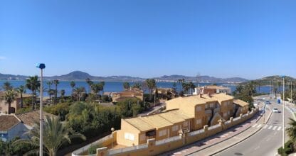 Vista aérea de Apartamentos Olympia Center en La Manga del Mar Menor con vistas al mar y montañas al fondo
