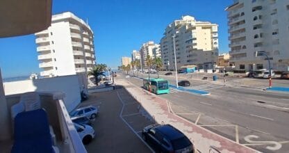 Vista desde balcón de Apartamentos Vistamar sobre la avenida principal de La Manga del Mar Menor con el mar al fondo