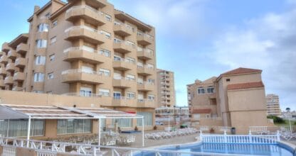 Aparthotel La Mirage con piscina exterior, hamacas y terraza, edificio de apartamentos con balcones en La Manga del Mar Menor