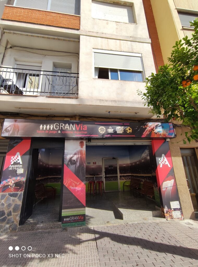 Fachada del salón de juego y apuestas deportivas Gran Vía de Apuestas de Murcia en La Manga del Mar Menor