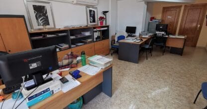 Oficina de Ascensión Luengo Gestión Administrativa con escritorios y archivadores, La Manga del Mar Menor