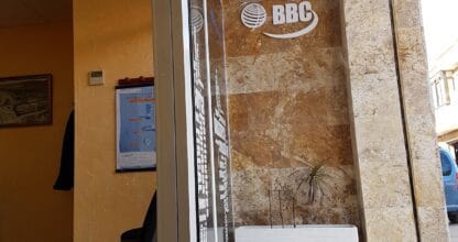 Fachada con escaparate del despacho Asesoría BBC Pedro Alfonso Hernández con logo BBC visible, La Manga del Mar Menor