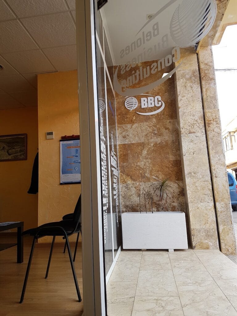 Fachada con escaparate del despacho Asesoría BBC Pedro Alfonso Hernández con logo BBC visible, La Manga del Mar Menor
