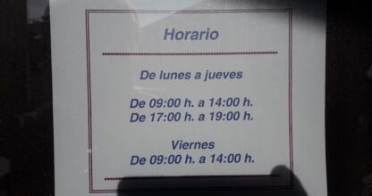 Horario de atención de Asesoría Celestino Conesa García en escaparate, La Manga del Mar Menor
